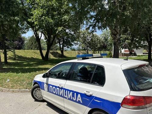 Užas u Čačku: Prolaznici pronašli ženu kako nepomično leži, vidljivi i tragovi krvi