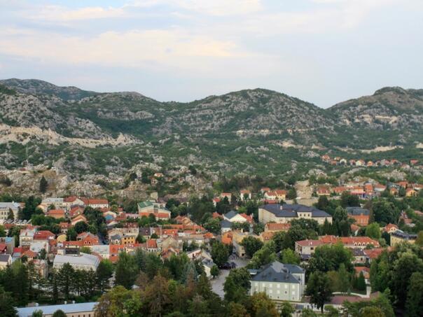 Užas u Crnoj Gori: Maloljetnik ubo svoju majku nožem u leđa