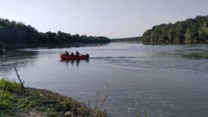 Užas u Derventi: Pronađeno tijelo mlađeg muškarca zakačeno za čamac