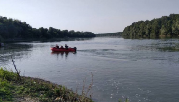Užas u Derventi: Pronađeno tijelo mlađeg muškarca zakačeno za čamac
