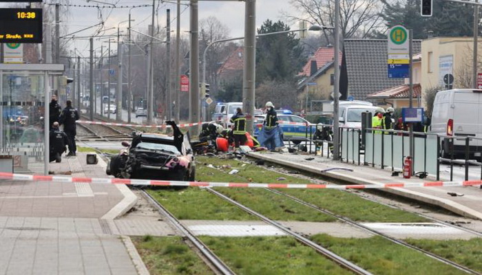 Njemačka: Automobilom naletio na grupu ljudi, poginule dvije osobe