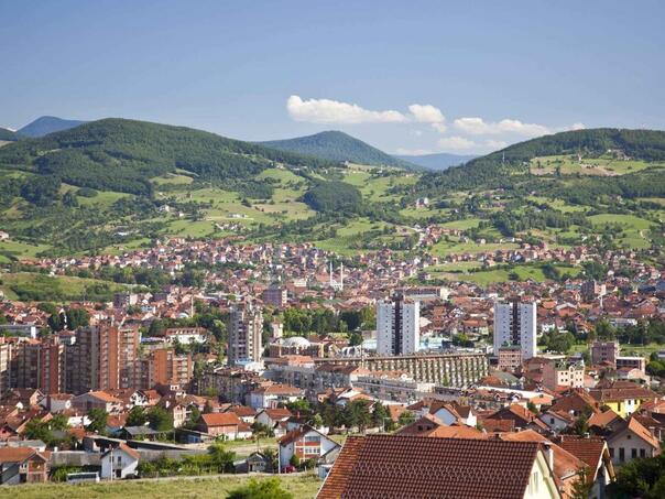 Užas u Novom Pazaru: Beba pala sa četvrtog sprata zgrade