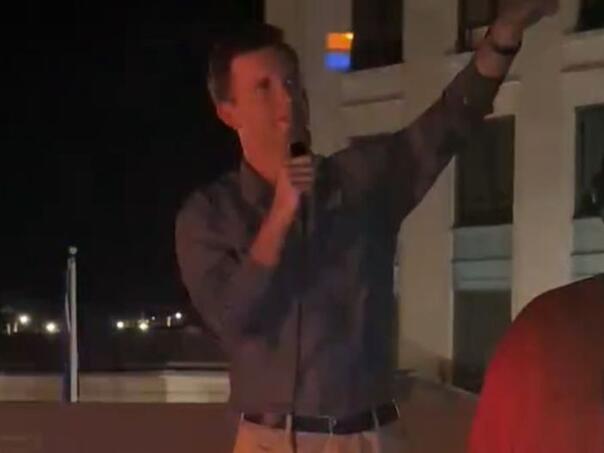 Užas u SAD: Polio benzinom političara i zapalio ga