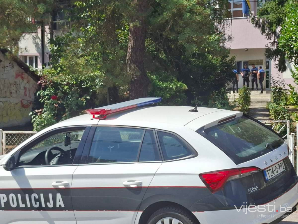 Užas u tuzlanskoj školi: Učenica nožem napala drugarice