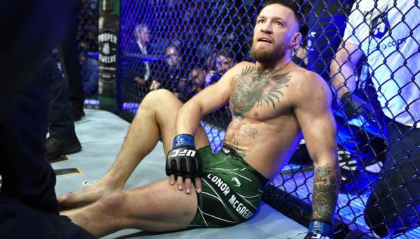 Užasan kraj za McGregora, završio na nosilima!
