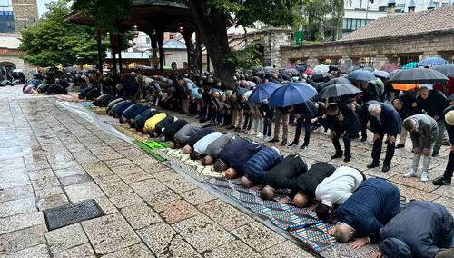 Video/Foto: Klanjan bajram-namaz, centralna svečanost u Begovoj džamiji
