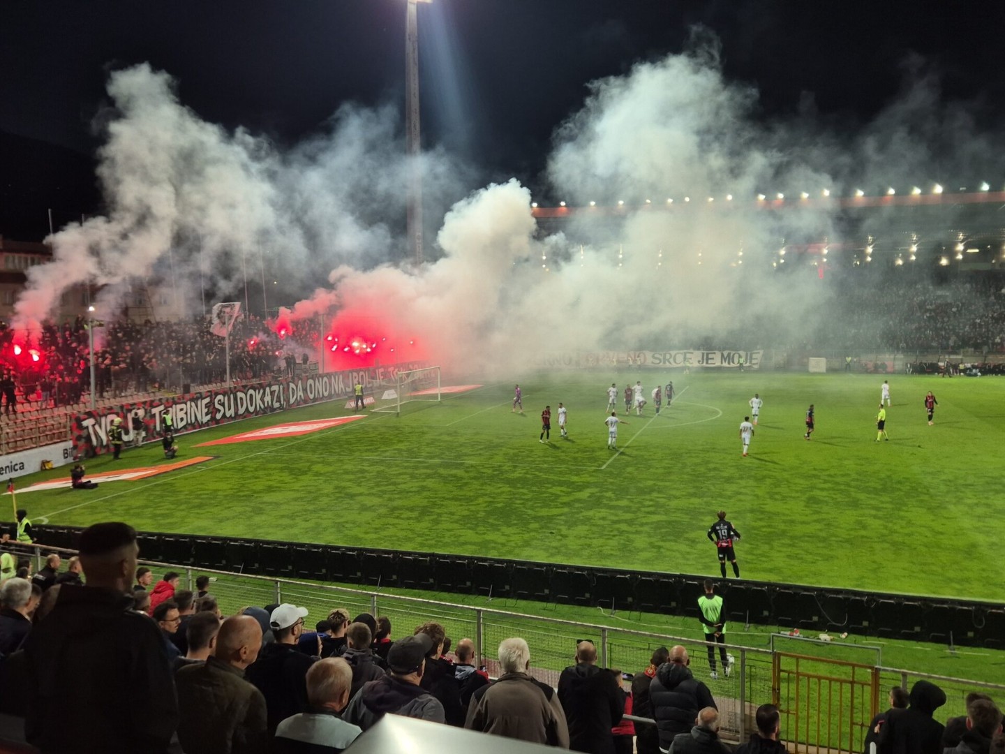 Uživo: Derbi Čelika i Sarajeva, utakmica nastavljena nakon prekida
