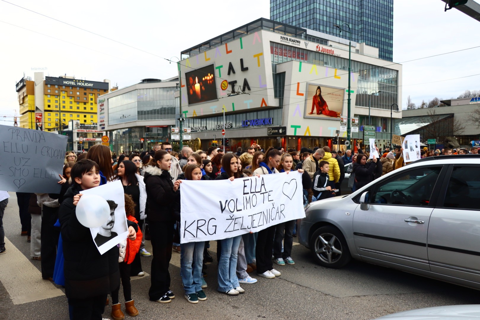 UŽIVO: Građani blokirali raskrsnicu i krenuli prema Vladi KS