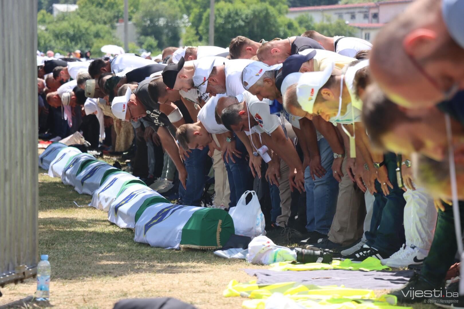 VIDEO&FOTO: Kolektivna dženaza žrtvama genocida u Srebrenici