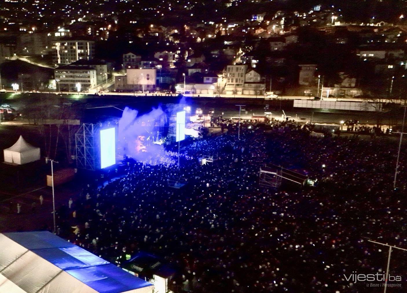 UŽIVO na Vijesti.ba: Publiku zabavlja Dženan Lončarević