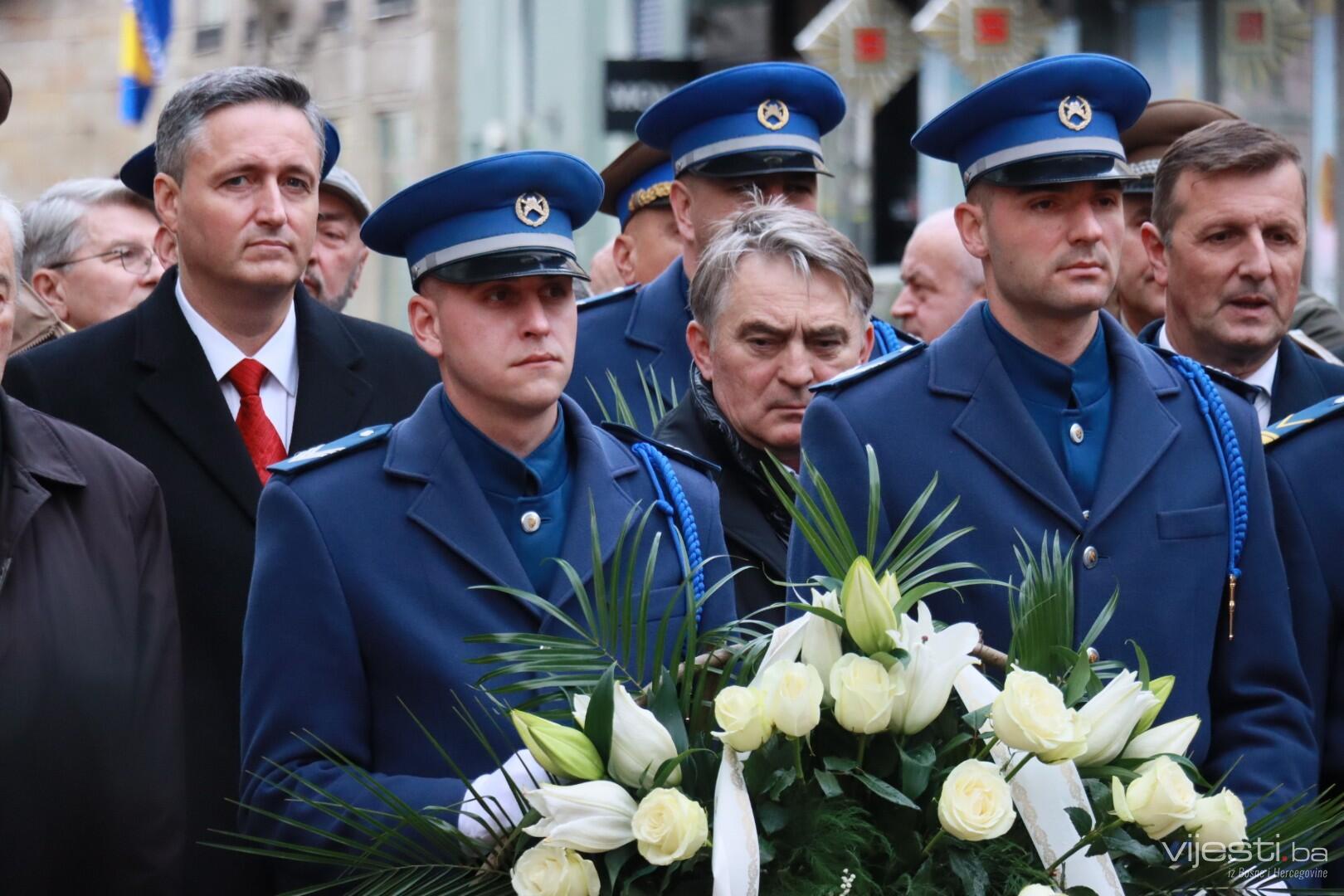 Video: Na spomen-obilježju Vječna vatra obilježen Dan državnosti BiH