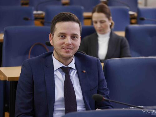 Beskrajne replike i pauze na sjednici o ostavci Uka