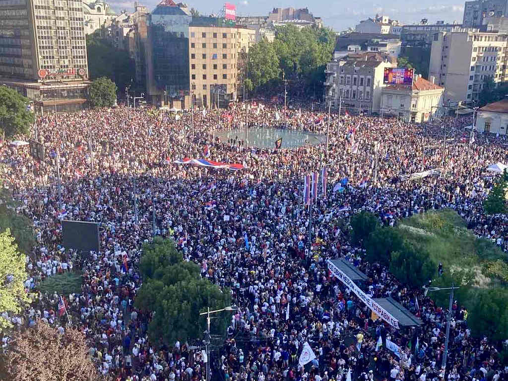 Uživo: Ogromna masa ljudi okupila se na protestu u Beogradu