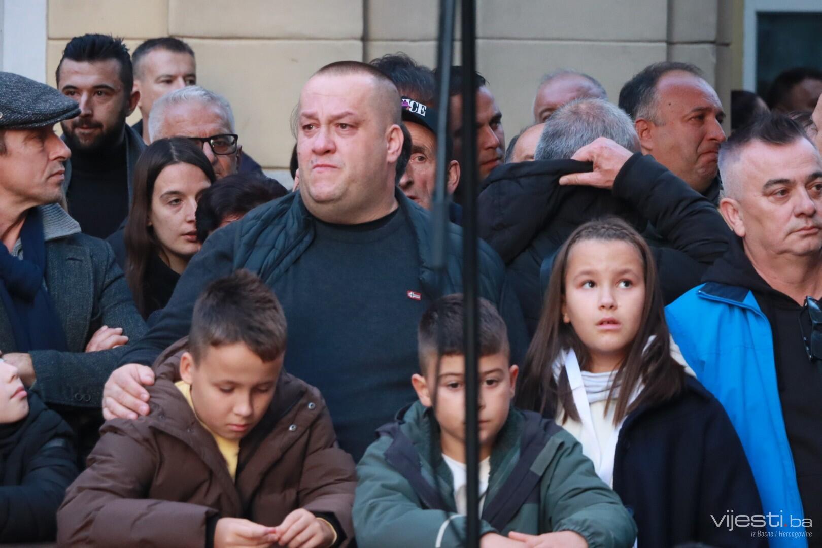 UŽIVO / Okupljanja širom svijeta u čast Halida Bešlića