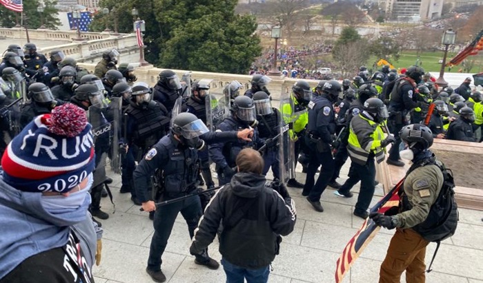 UŽIVO / Policija preuzela kontrolu nad Capitolom, demonstracije jenjavaju u Washingtonu