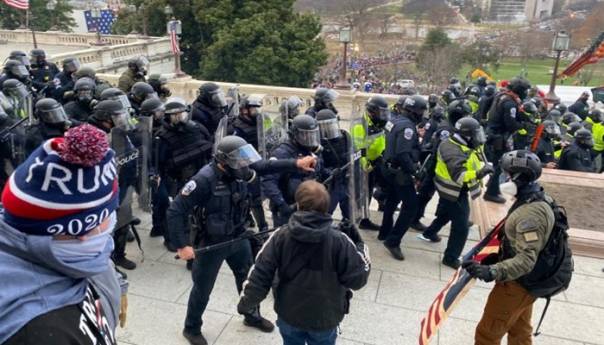 UŽIVO / Policija preuzela kontrolu nad Capitolom, demonstracije jenjavaju u Washingtonu