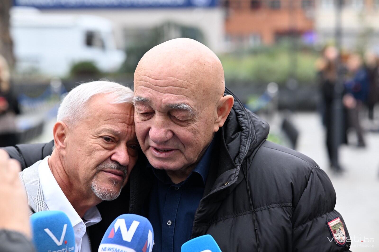 UŽIVO: Posljednji ispraćaj Halida Bešlića, pristižu brojni gosti