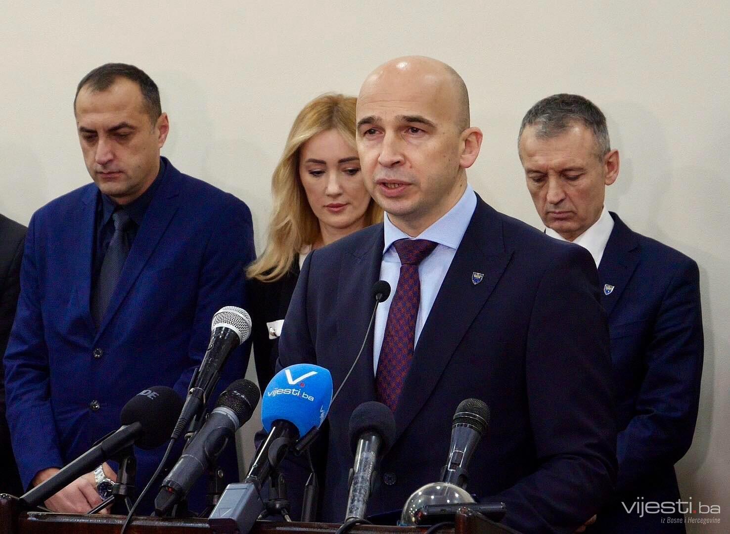 Uživo: Pratite Novogodišnji press Vlade ZDK