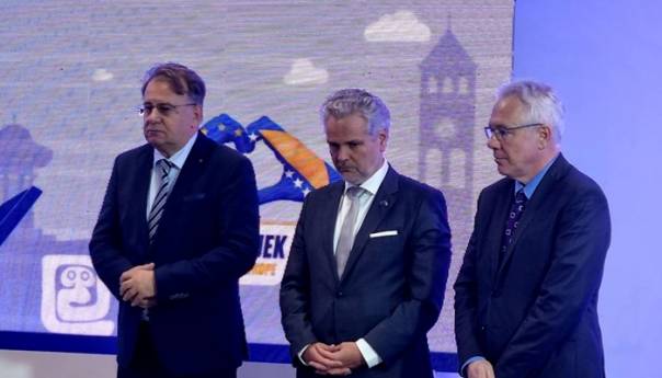 Uživo: Pratite obraćanje Sattlera, Murphya i Nikšića