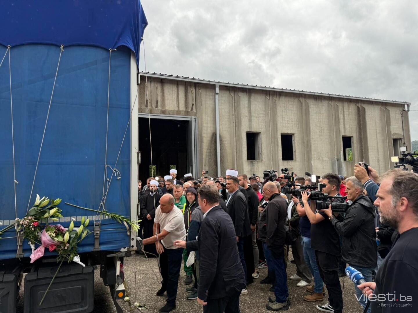 Uživo pratite: Tabuti sa žrtvama genocida u Potočarima