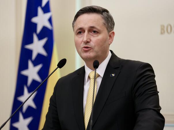 Uživo: Pratite vanredno obraćanje Bećirovića