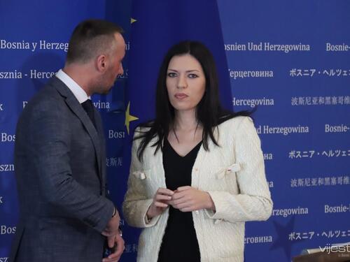 Uživo: Press SNSD-a uoči rasprave o smjeni Konakovića