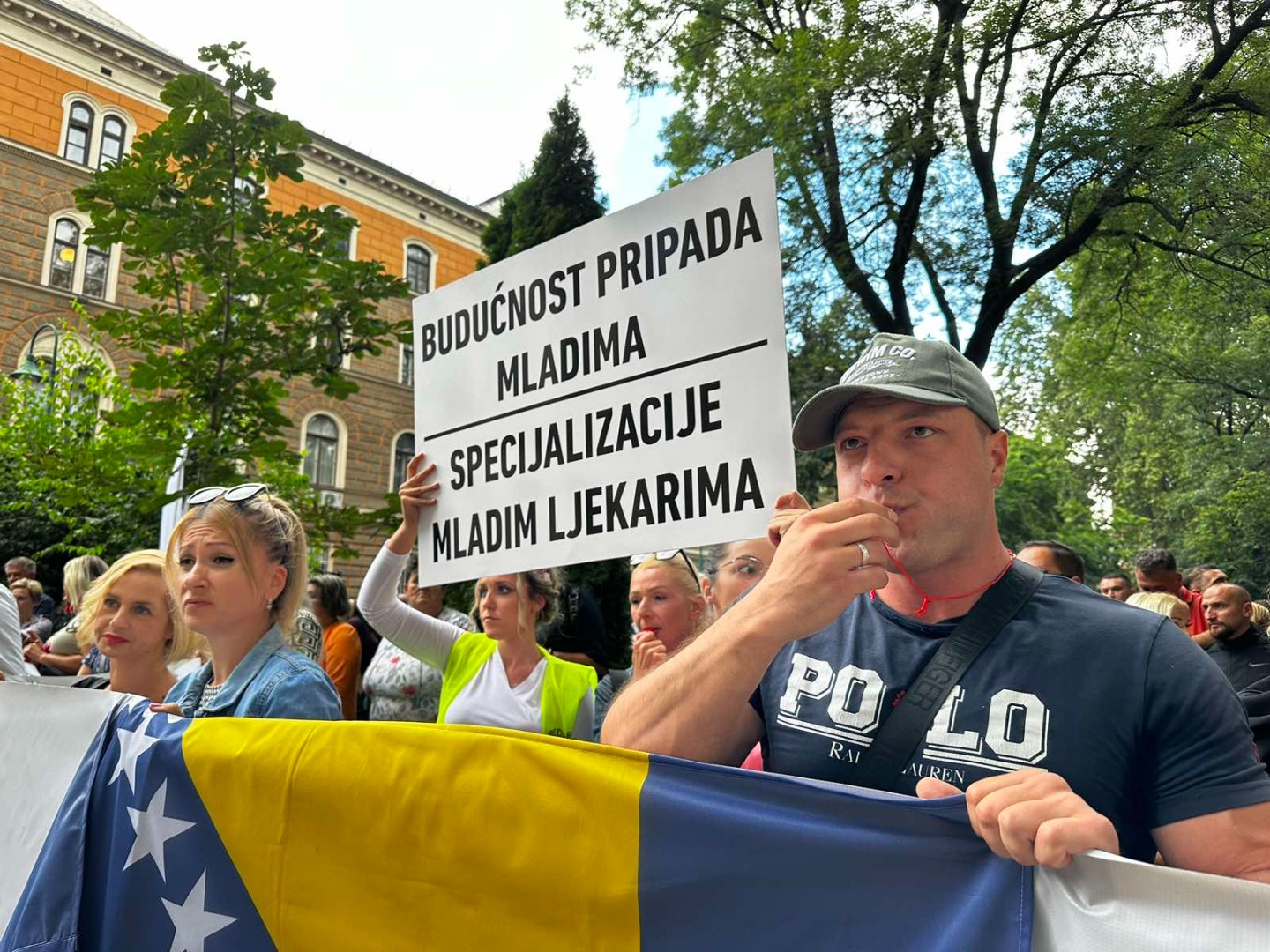 Video / Protest ispred Vlade KS: Laž je da su plate povećane