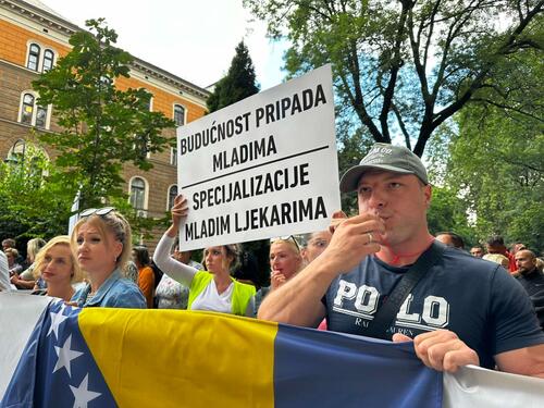 Video / Protest ispred Vlade KS: Laž je da su plate povećane