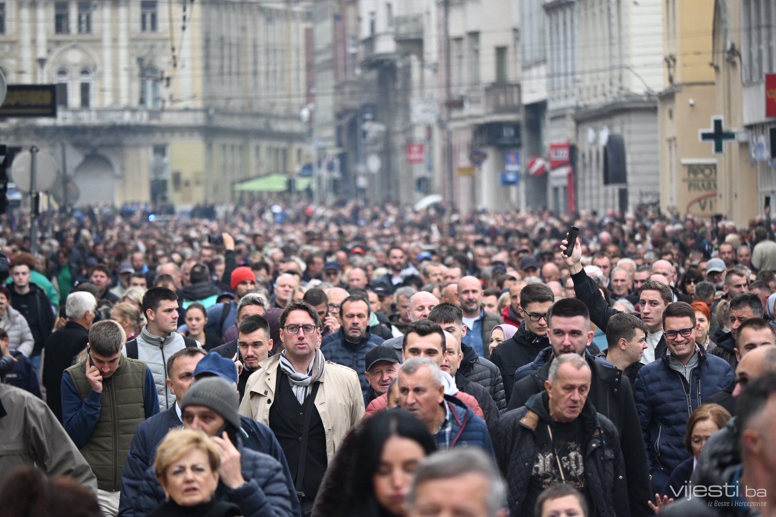 UŽIVO: Rijeke ljudi ispratile Halidov tabut kroz Sarajevo