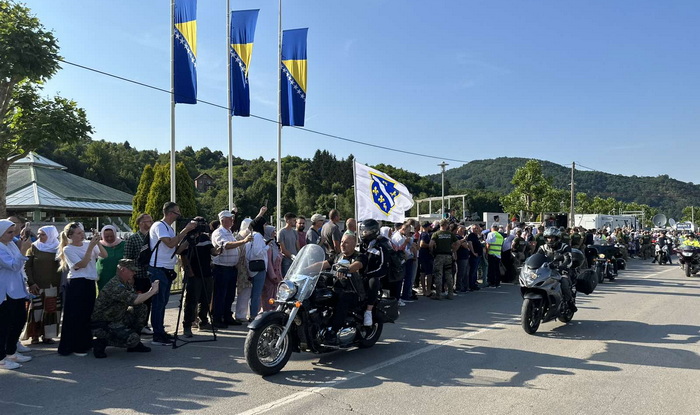 Foto / Video: Doček učesnika Moto Maratona u Potočarima
