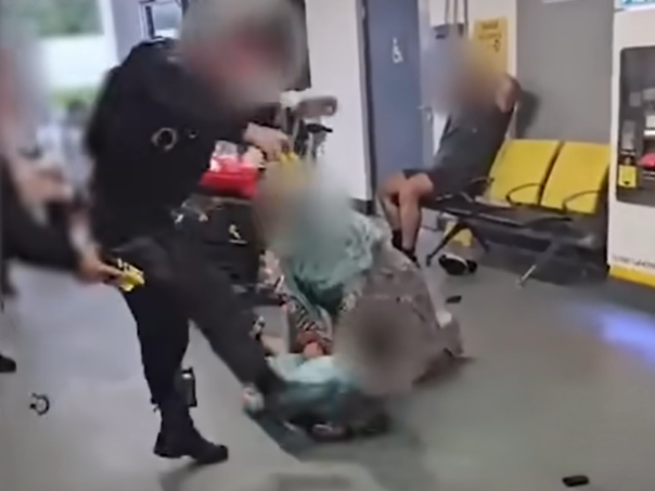 Uznemirujuća snimka: Policajac šutirao i gazio muškarca po glavi