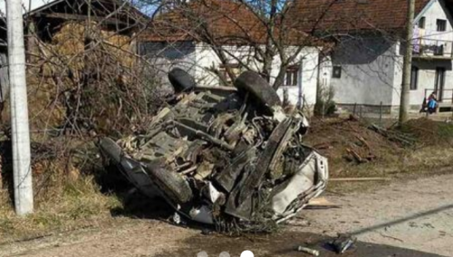 Uznemirujuće fotografije s lica mjesta: Pežo završio na krovu, vatrogasci na terenu