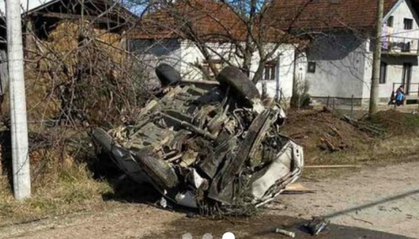 Uznemirujuće fotografije s lica mjesta: Pežo završio na krovu, vatrogasci na terenu