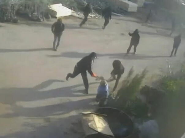 Uznemirujuće: Maskirani izraelski doseljenici pretukli gluhog Palestinca