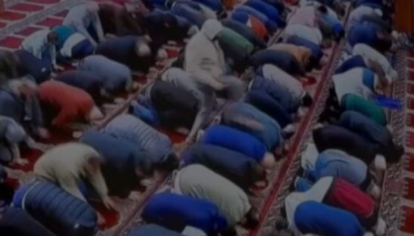 Uznemirujuće: Muškarac u SAD nožem izbo imama na sedždi