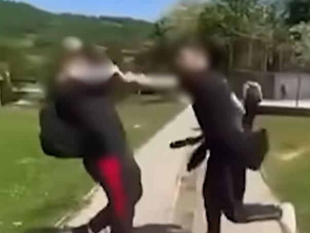 Uznemirujuće scene iz BiH: Dječak krvnički tukao vršnjaka, ostali snimali