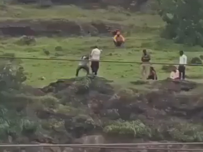 Uznemirujući snimak: Otac pokušao spasiti sina s litice, obojica pali, skočila i majka
