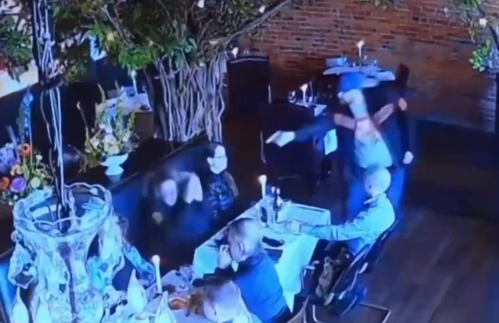 Uznemirujući snimak: Pokušao pucati u bivšu ženu u restoranu