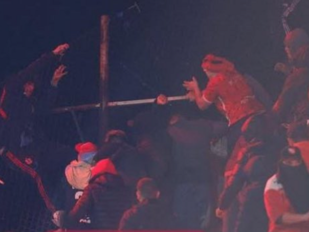 Uznemirujući snimci: Navijački neredi u Argentini, navijači se tukli palicama