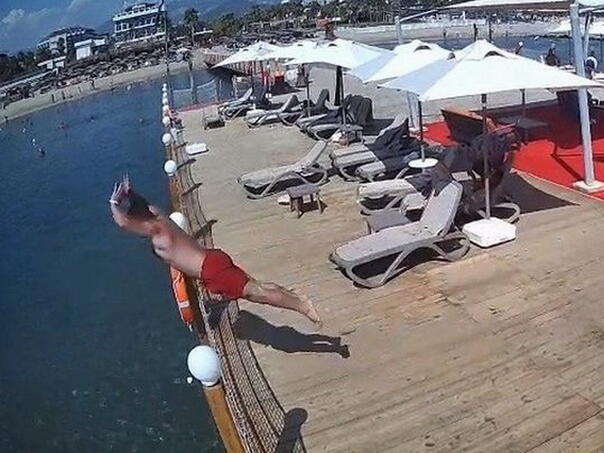 Uznemirujući video iz Alanye: Otac troje djece poginuo nakon skoka u plićak