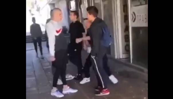 Uznemirujući video: Tinejdžeri tuku vršnjaka u Kraljevu