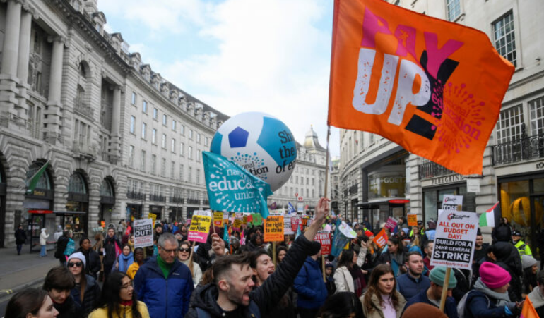 V. Britaniju pogodio najveći štrajk: Pola miliona radnika napustilo radna mjesta