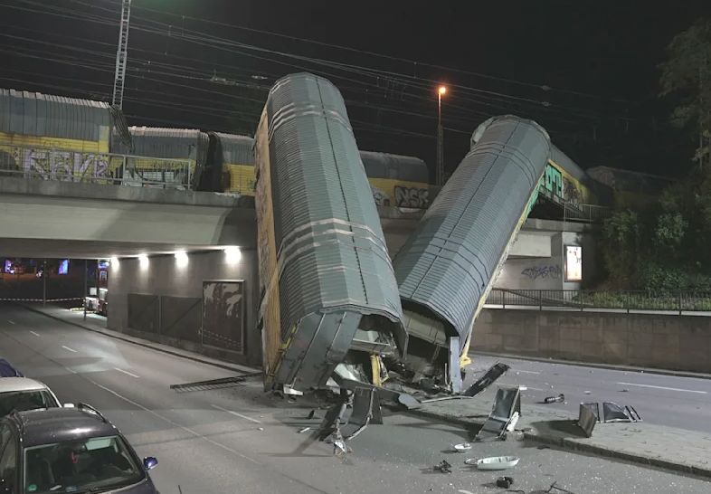 Vagoni teretnog voza pali s mosta u Minhenu, jedna osoba u životnoj opasnosti