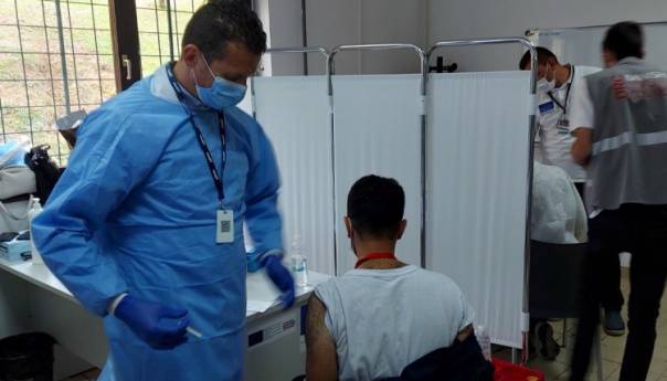 Vakcinacija migranata u prihvatnom centru Ušivak