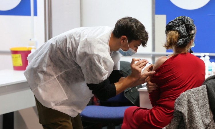 Vakcinisano 4,75 posto svjetske populacije, ponovni porast infekcija