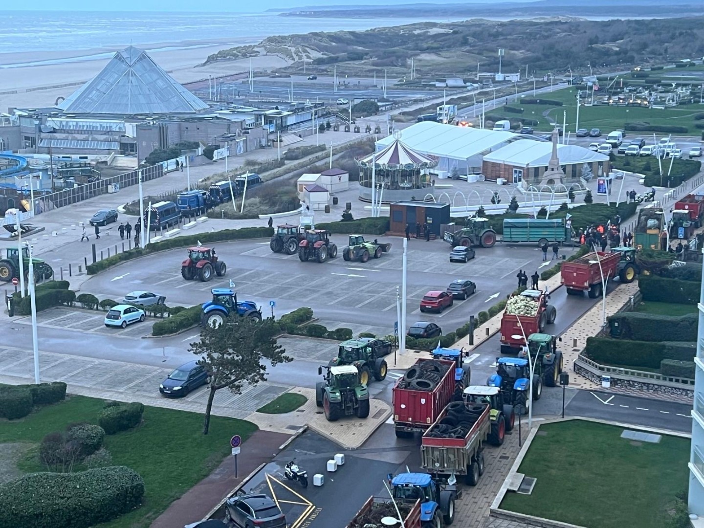 Val nezadovoljstva: Poljoprivrednici protestuju kod Macronove rezidencije