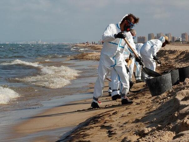 Valencia zatvorila tri plaže zbog naftne mrlje