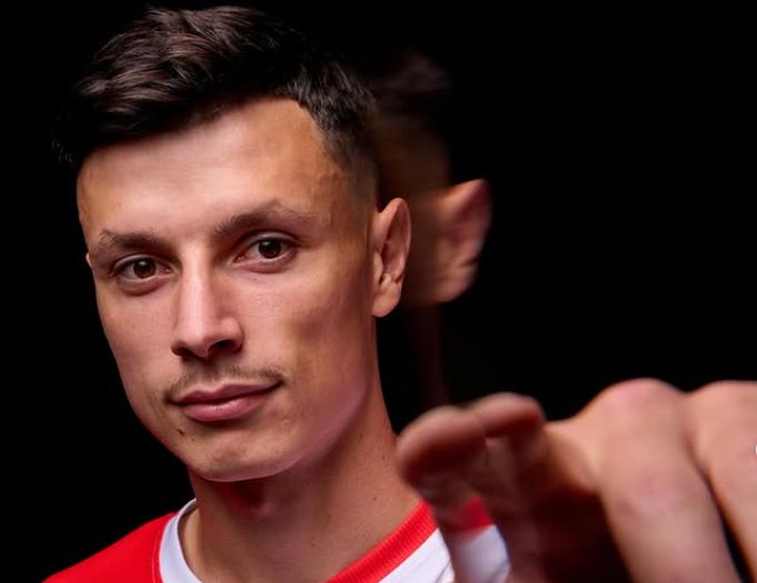Van Persie hvalio Ahmedhodžića: Donosi liderstvo i iskustvo