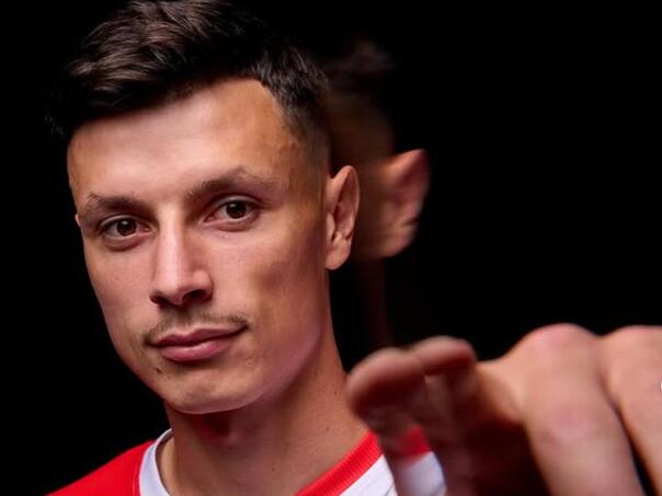 Van Persie hvalio Ahmedhodžića: Donosi liderstvo i iskustvo