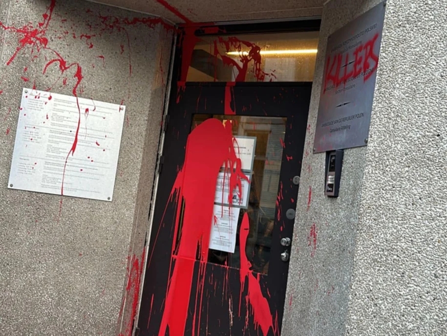 Vandali poprskali crvenom bojom poljski konzulat u Briselu 